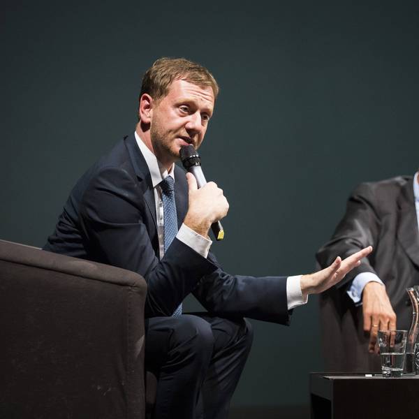 Michael Kretschmer (l.) auf der Bühne mit CDU-Chef Friedrich Merz. Der sächsische Ministerpräsident hat erneut für einen „pragmatischen Umgang“ mit der AfD auf kommunaler Ebene geworben. (Archivbild)