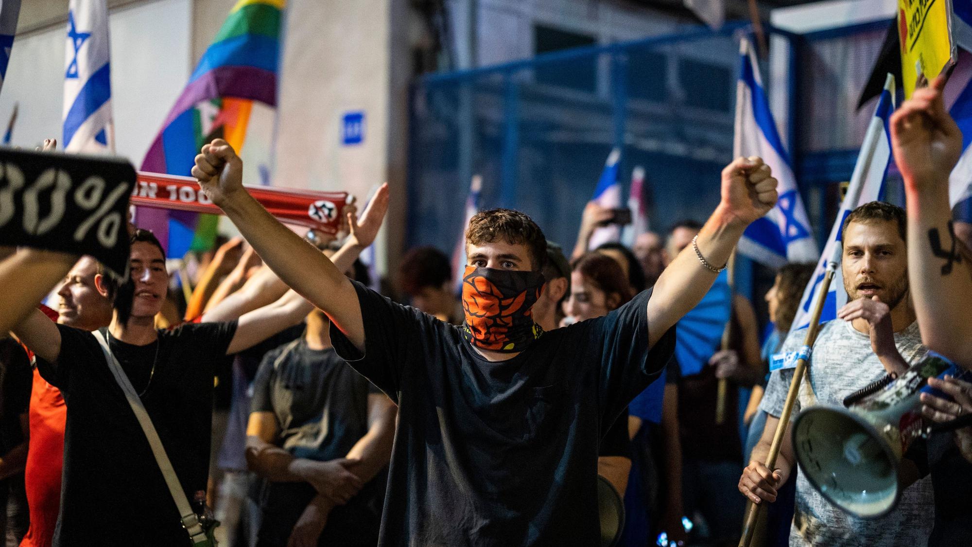 Demonstranten nehmen an einem Protest gegen die Justizreform teil. Nach der Verabschiedung zentraler Elemente der umstrittenen Justizreform haben wieder Tausende Israelis gegen die rechts-religiöse Regierung protestiert.