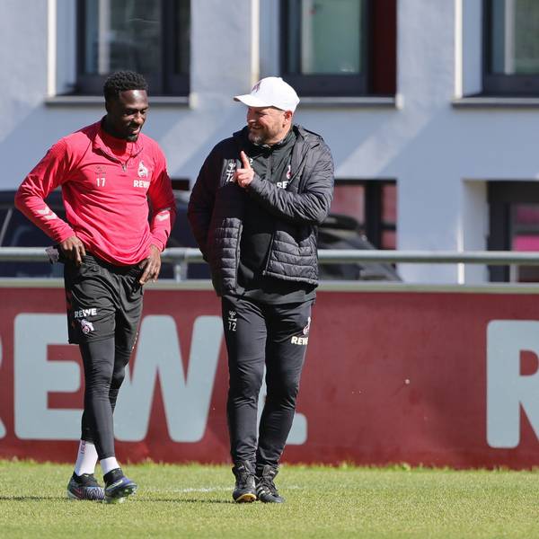 Kölns Trainer Steffen Baumgart spricht am Geißbockheim mit Verteidiger Kingsley Schindler.