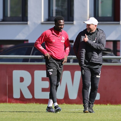 Kölns Trainer Steffen Baumgart spricht am Geißbockheim mit Verteidiger Kingsley Schindler.