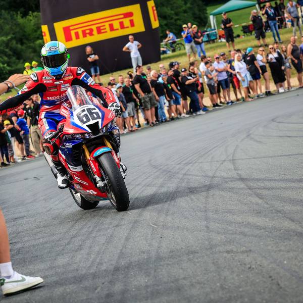 Florian Alt klatscht nach seinem ersten Sieg in Schleiz die Fans ab.