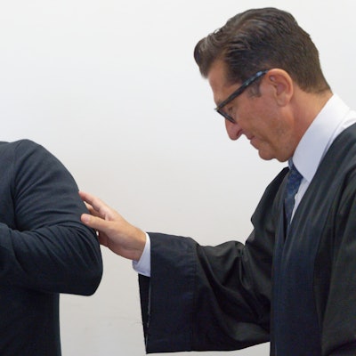 Der Angeklagte und sein Verteidiger Michael Hakner kurz vor der Verkündung des Urteils im Kölner Landgericht