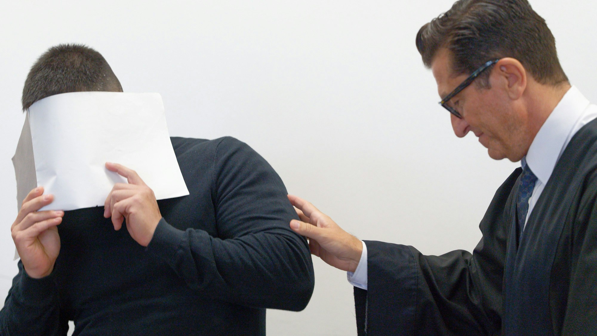 Der Angeklagte Milos L. und sein Verteidiger Michael Hakner beim ersten Strafprozess im Kölner Landgericht