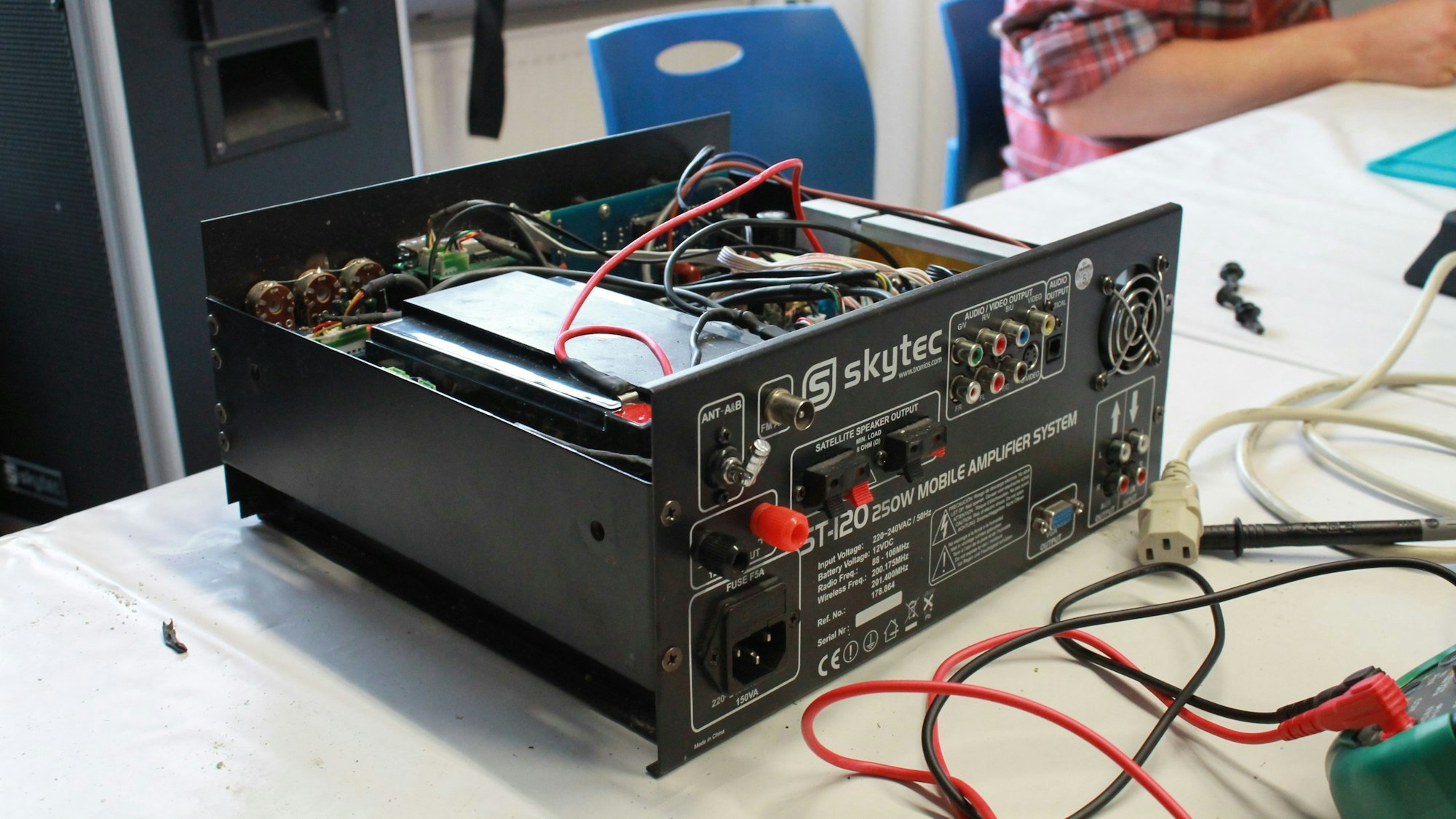 In den Verstärker der Burscheider Turngemeinde muss nur noch der neue Akku eingesetzt werden.