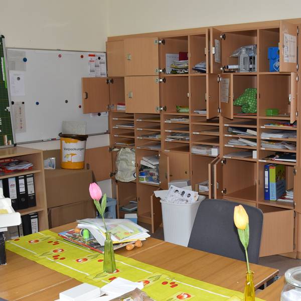 In einem Lehrerzimmer sind sämtliche Lehrerfächer aufgebrochen, der Inhalt auf herausgerissen.