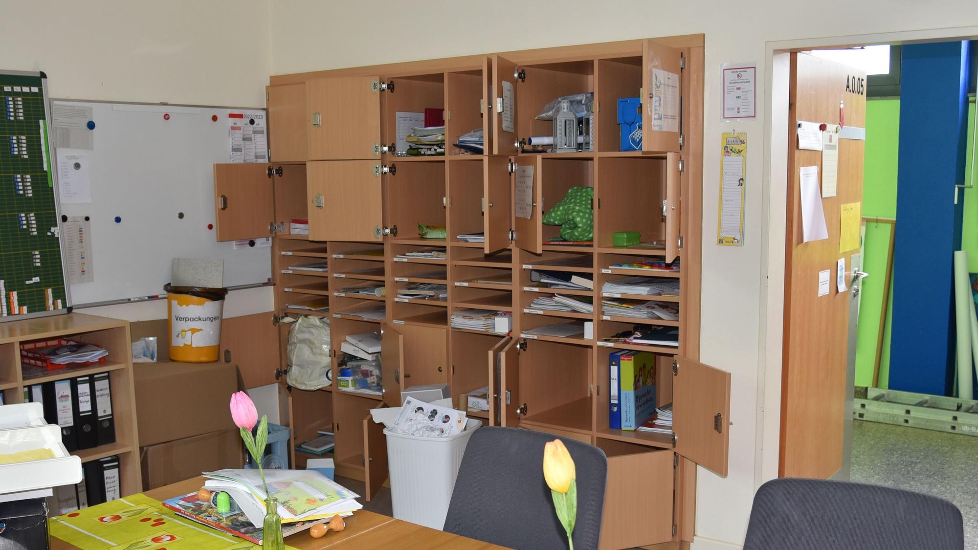 In einem Lehrerzimmer sind sämtliche Lehrerfächer aufgebrochen, der Inhalt auf herausgerissen.