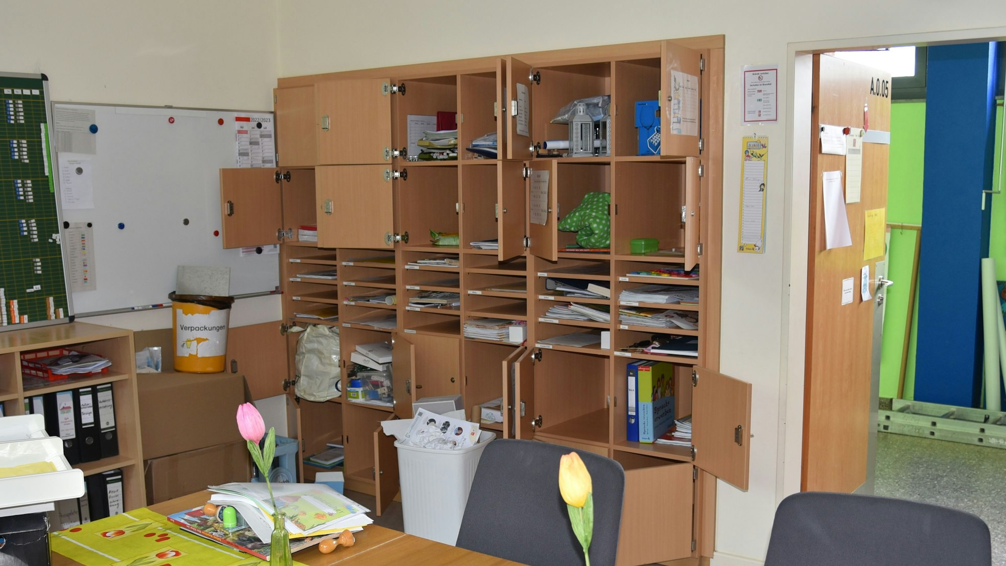 In einem Lehrerzimmer sind sämtliche Lehrerfächer aufgebrochen, der Inhalt auf herausgerissen.