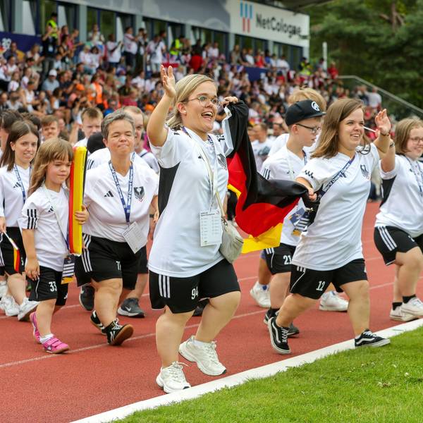Zu sehen ist das ein Teil der deutschen Athletinnen und Athleten bei der Eröffnungsfeier der World Dwarf Games Cologne im NetCologne Stadion der Deutschen Sporthochschule Köln.
