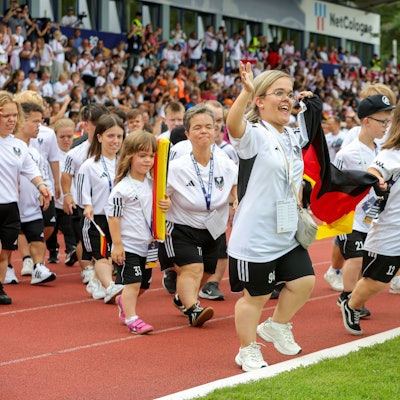 Zu sehen ist das ein Teil der deutschen Athletinnen und Athleten bei der Eröffnungsfeier der World Dwarf Games Cologne im NetCologne Stadion der Deutschen Sporthochschule Köln.