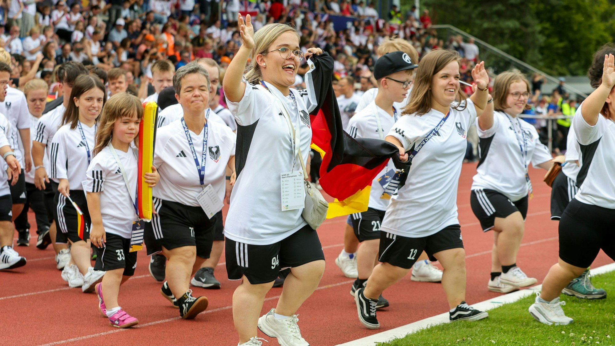 Zu sehen ist das ein Teil der deutschen Athletinnen und Athleten bei der Eröffnungsfeier der World Dwarf Games Cologne im NetCologne Stadion der Deutschen Sporthochschule Köln.