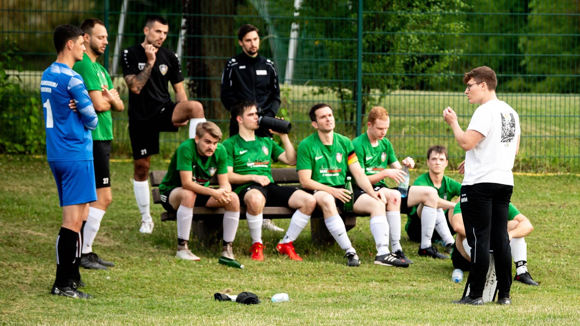 Flamersheims Trainer Marko Markwald bei der Halbzeitansprache.