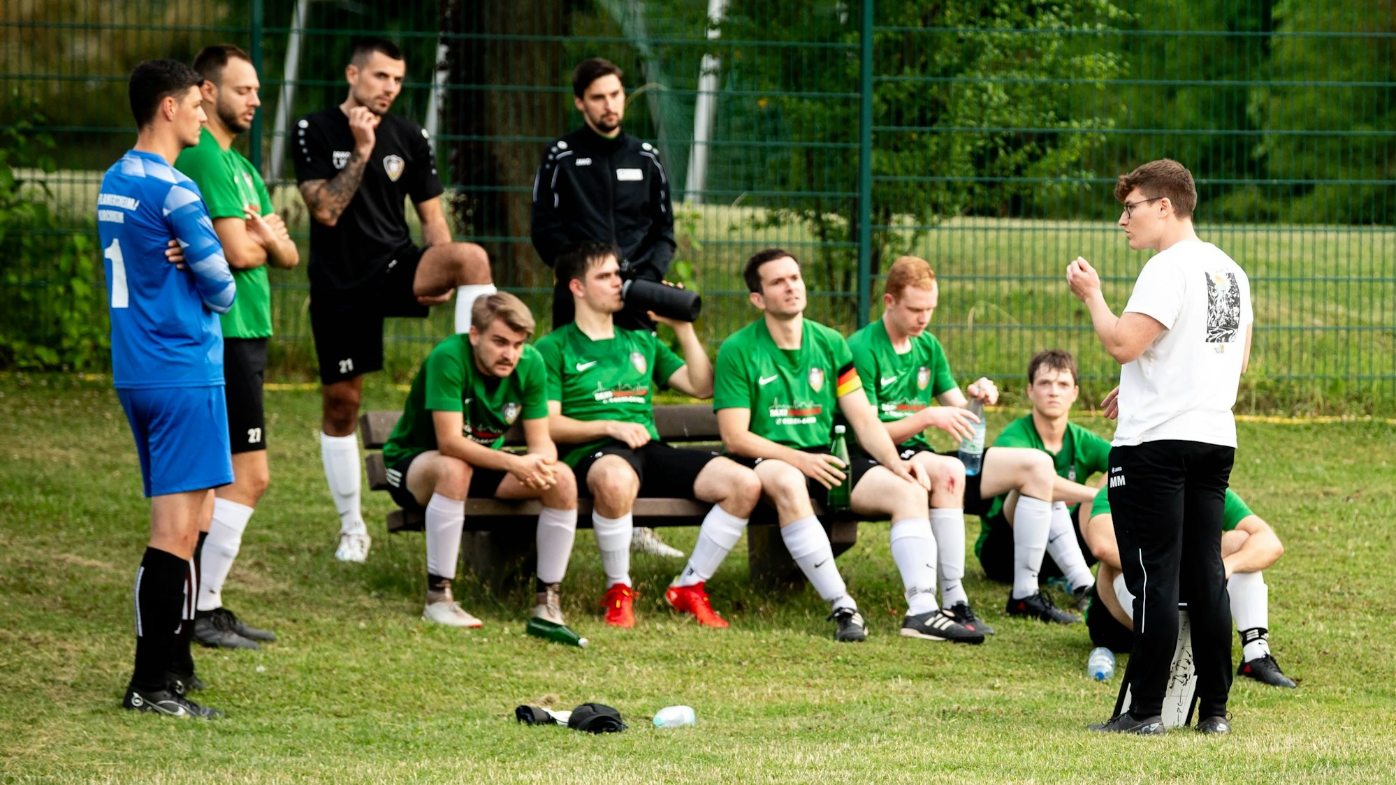 Flamersheims Trainer Marko Markwald bei der Halbzeitansprache.