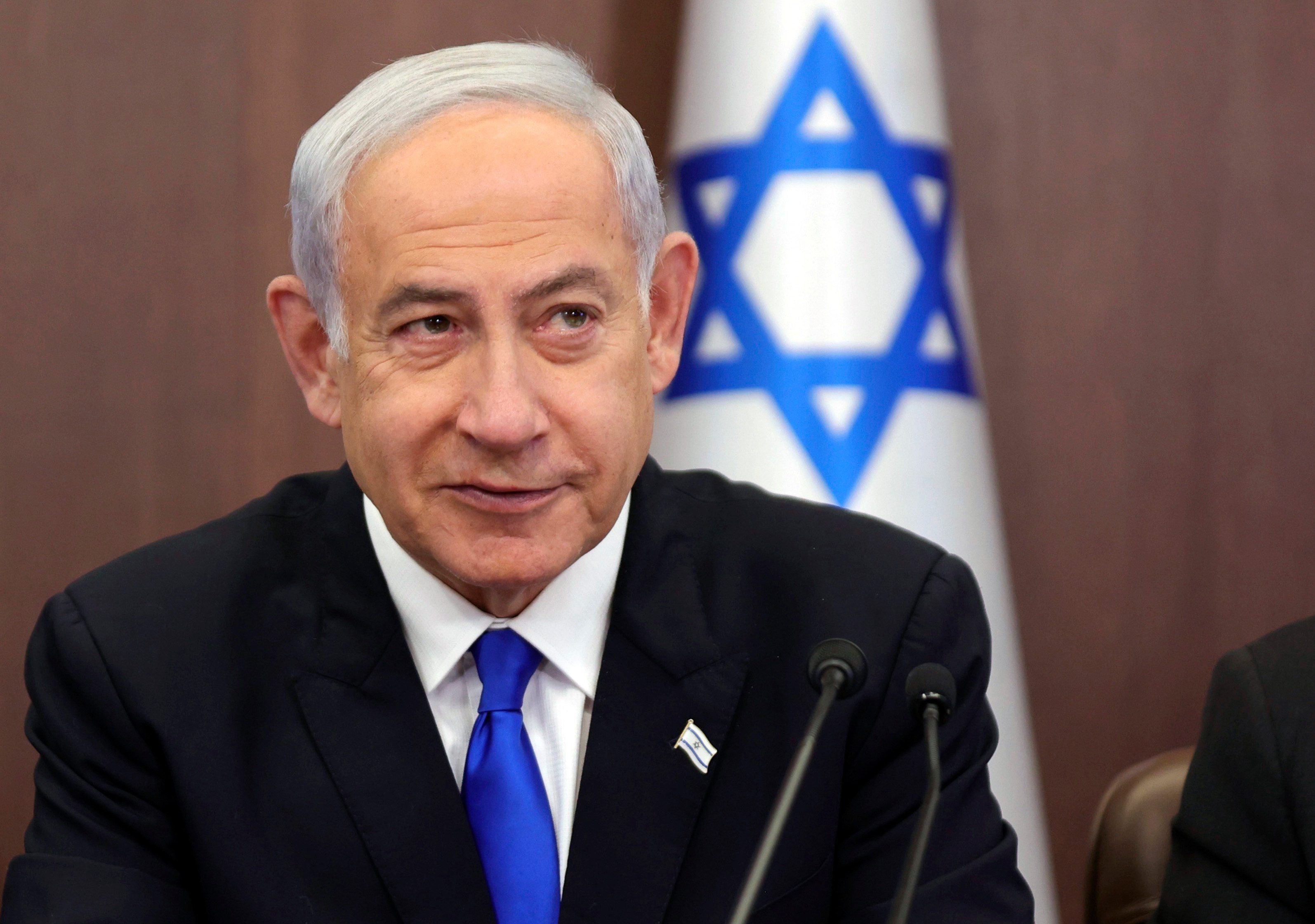 Benjamin Netanjahu, Ministerpräsident von Israel, leitet eine Kabinettssitzung in seinem Büro.
