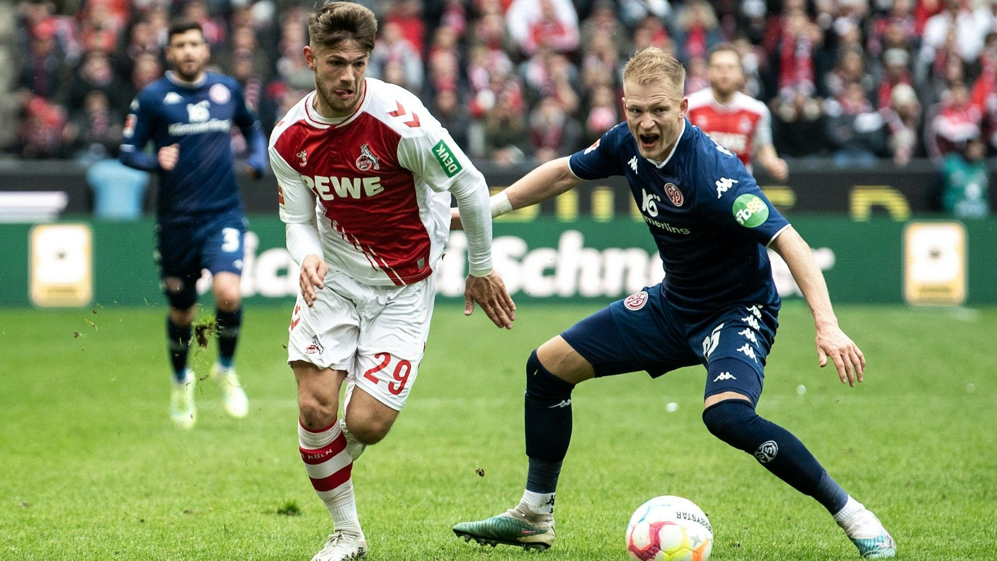 Der FC-Spieler Jan Thielmann setzt sich gegen seinen Gegenspieler durch.