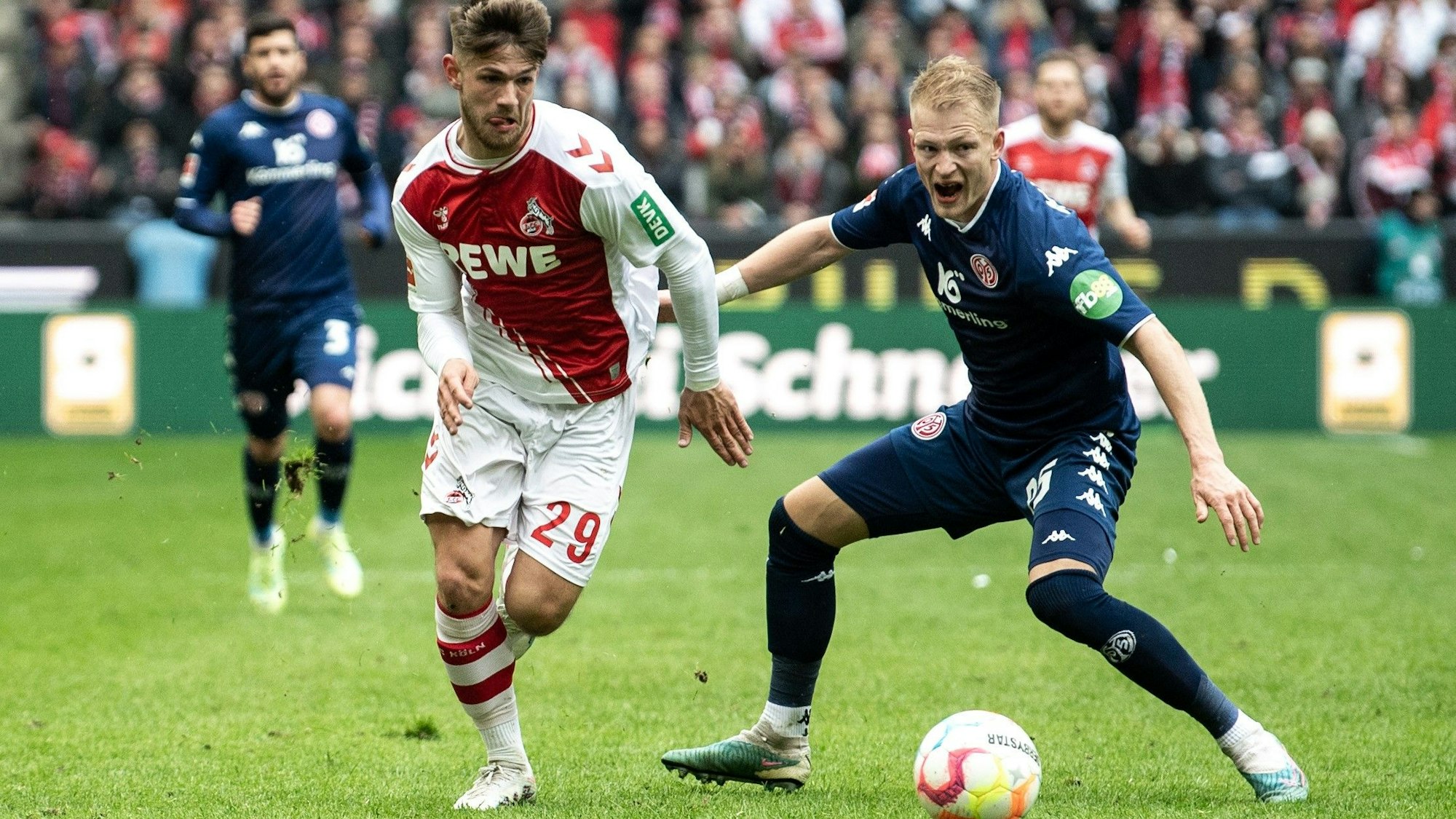 Das Bild zeigt Jan Thielmann im Laufduell mit einem Gegenspieler.