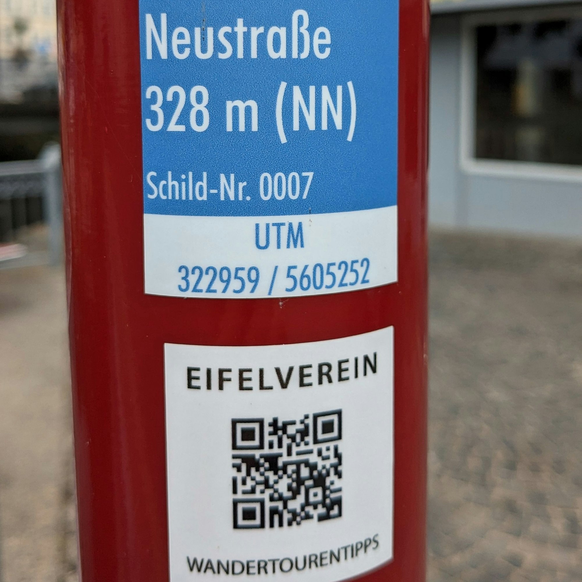 Eifelsteig-Markierung mit Zusatz-Infos.