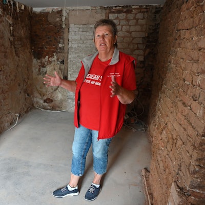 Die Mießelers in einem Raum, in dem der Putz abgeschlagen wurde, damit die Wände trocknen konnten.