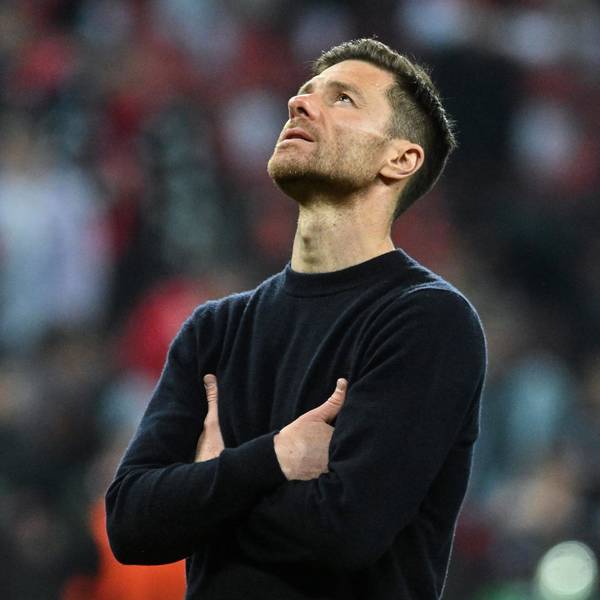 Leverkusens Trainer Xabi Alonso reagiert enttäuscht nach dem verlorenen Spiel.