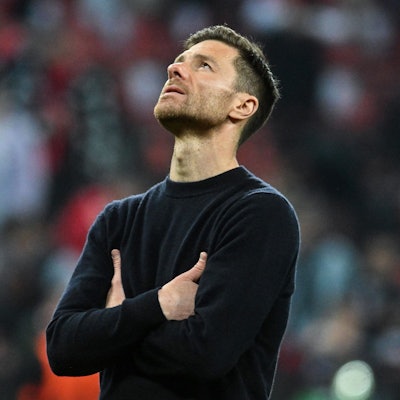 Leverkusens Trainer Xabi Alonso reagiert enttäuscht nach dem verlorenen Spiel.