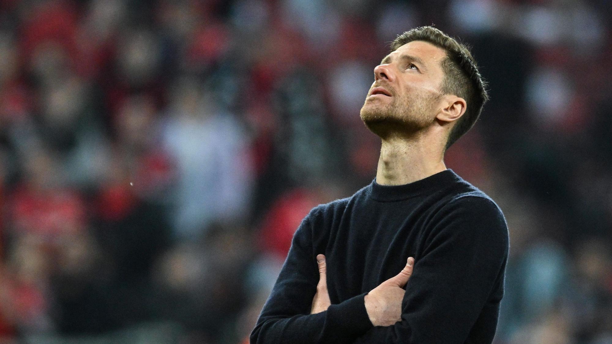 Leverkusens Trainer Xabi Alonso reagiert enttäuscht nach dem verlorenen Spiel.