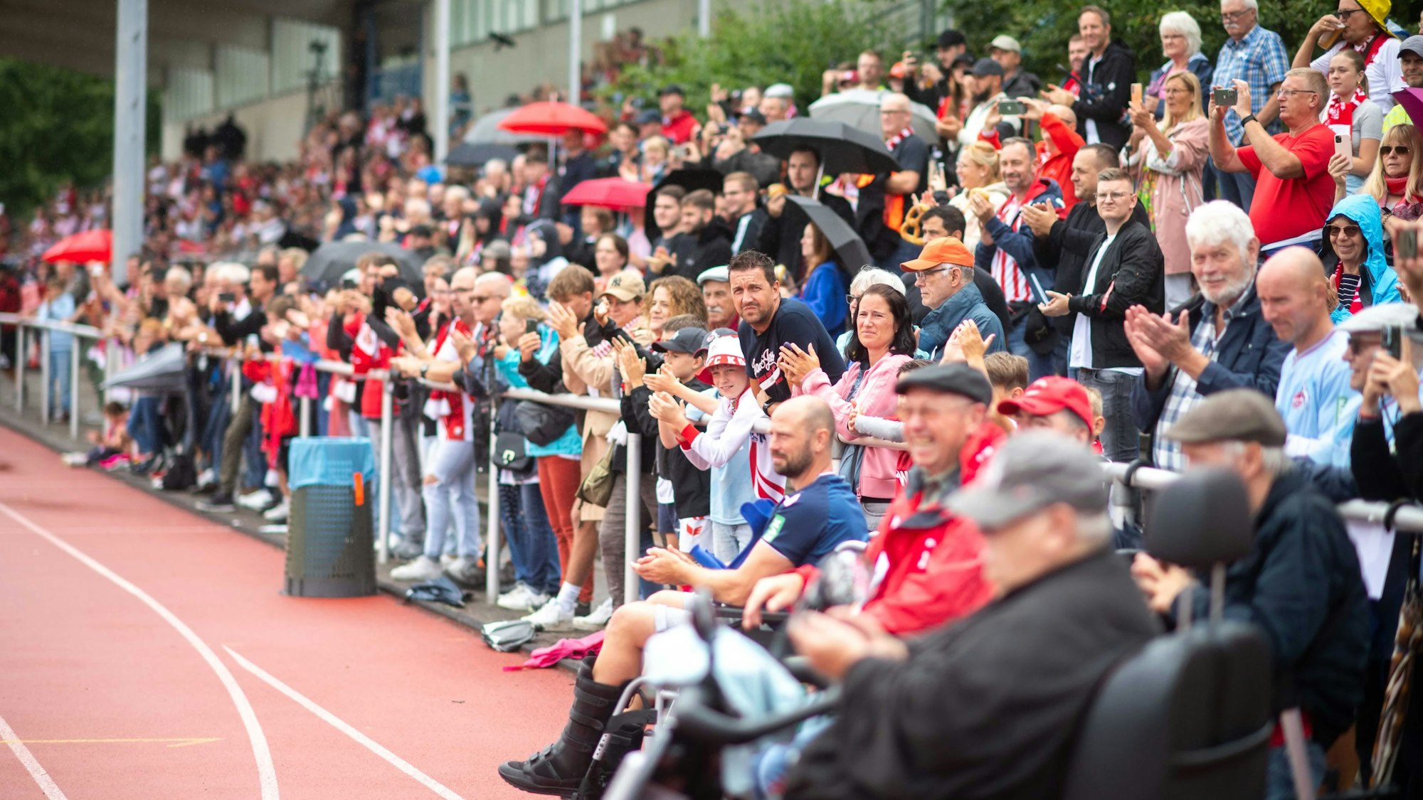 Das Bild zeigt viele Zuschauer im Euskirchener Erftstadion.