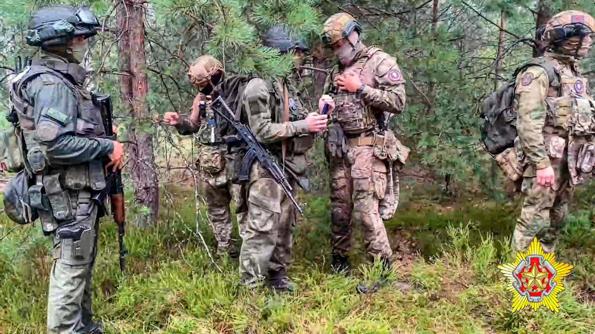 Auf diesem vom belarussischen Verteidigungsministerium zur Verfügung gestellten Foto nehmen belarussische Soldaten der Special Operations Forces (SOF) und Söldner des privaten Militärunternehmens Wagner an Manövern teil.