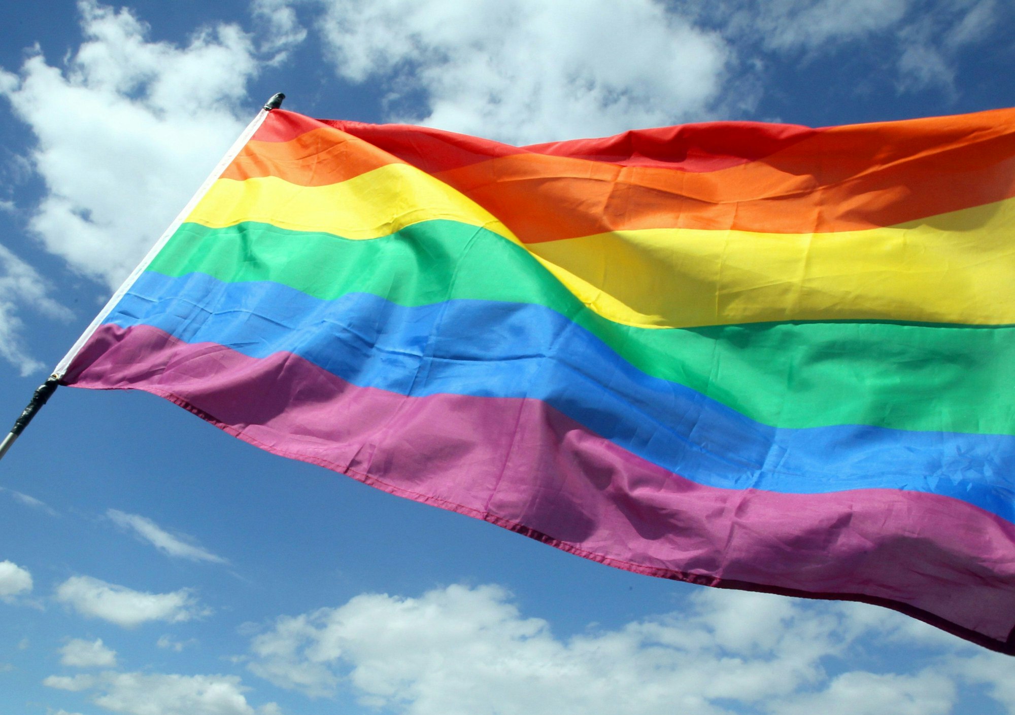 Die Regenbogenfahne weht während eines Umzugs zum Christopher Street Day (CSD).