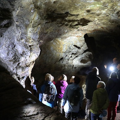 Ein Höhlenforscher erklärt einer Gruppe die Aggertalhöhle bei Engelskirchen-Ründeroth.