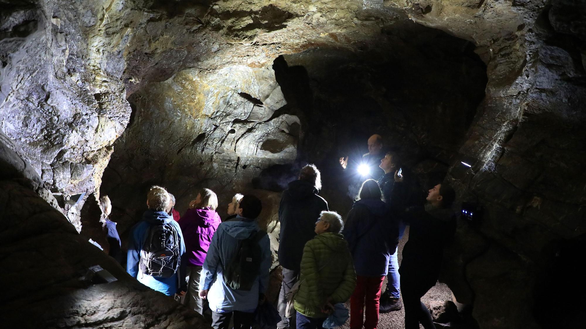 Ein Höhlenforscher erklärt einer Gruppe die Aggertalhöhle bei Engelskirchen-Ründeroth.