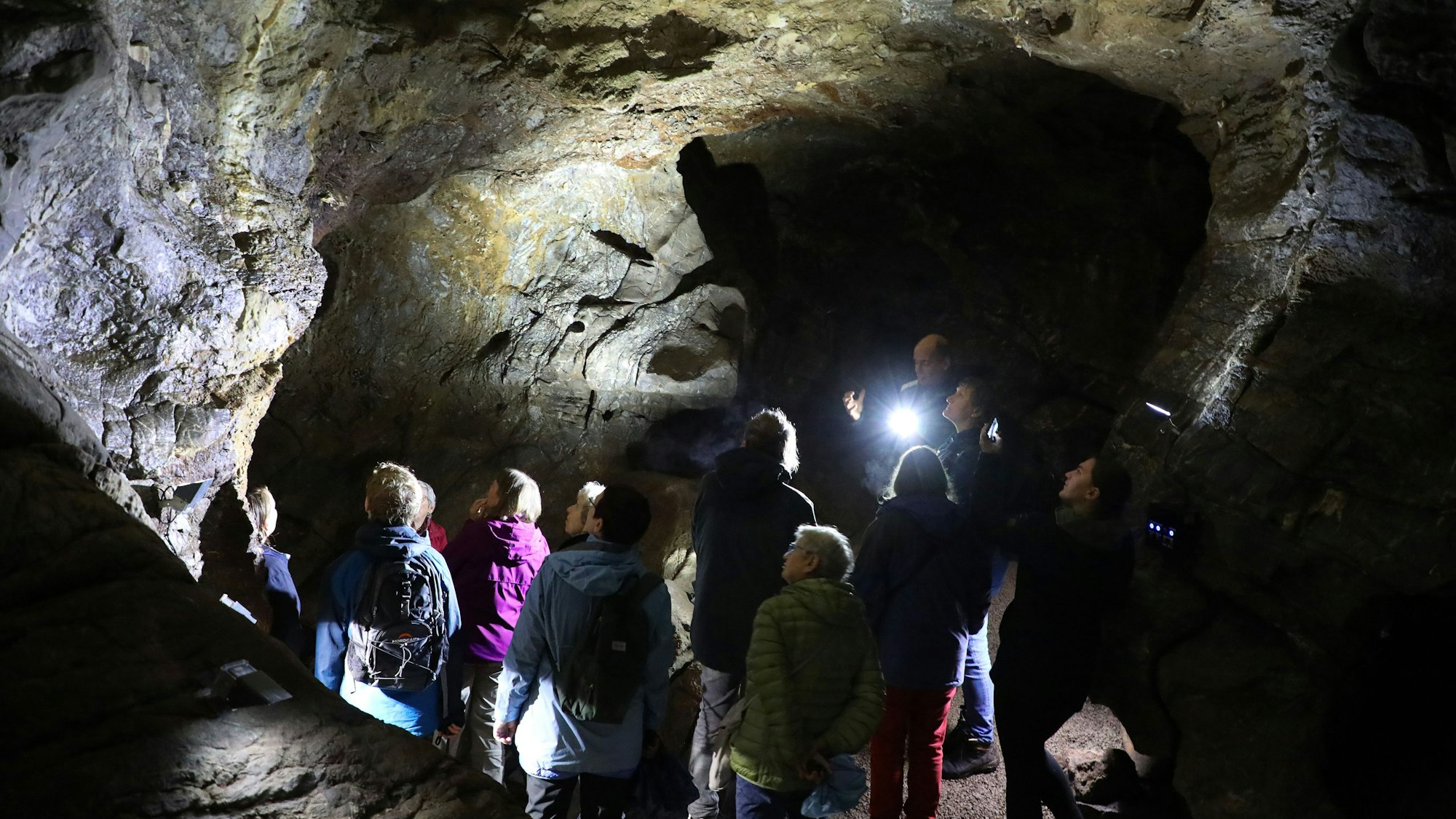 Ein Höhlenforscher erklärt einer Gruppe die Aggertalhöhle bei Engelskirchen-Ründeroth.