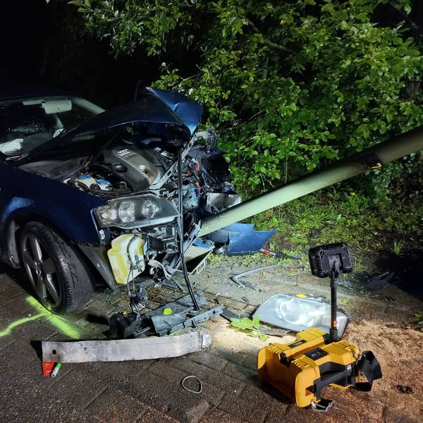 Zu sehen ist ein Auto, das eine Straßenlampe gerammt hat.