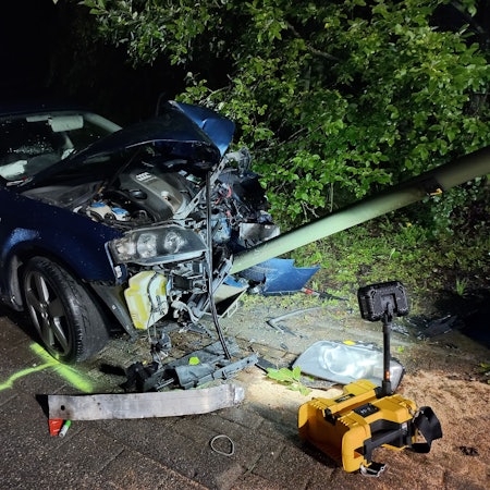 Zu sehen ist ein Auto, das eine Straßenlampe gerammt hat.