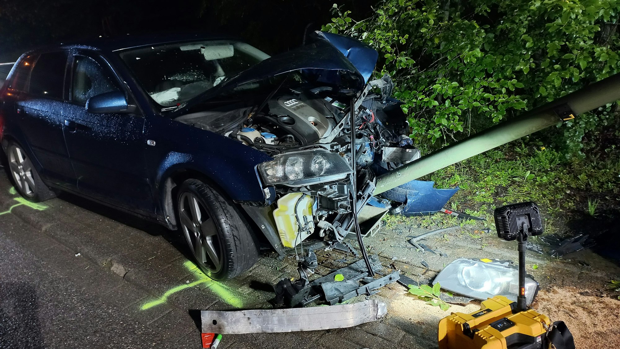 Zu sehen ist ein Auto, das eine Straßenlampe gerammt hat.