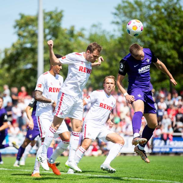 Das Bild zeigt den 1. FC Köln im Spiel gegen Aue. Der Ball wird per Kopf geklärt.