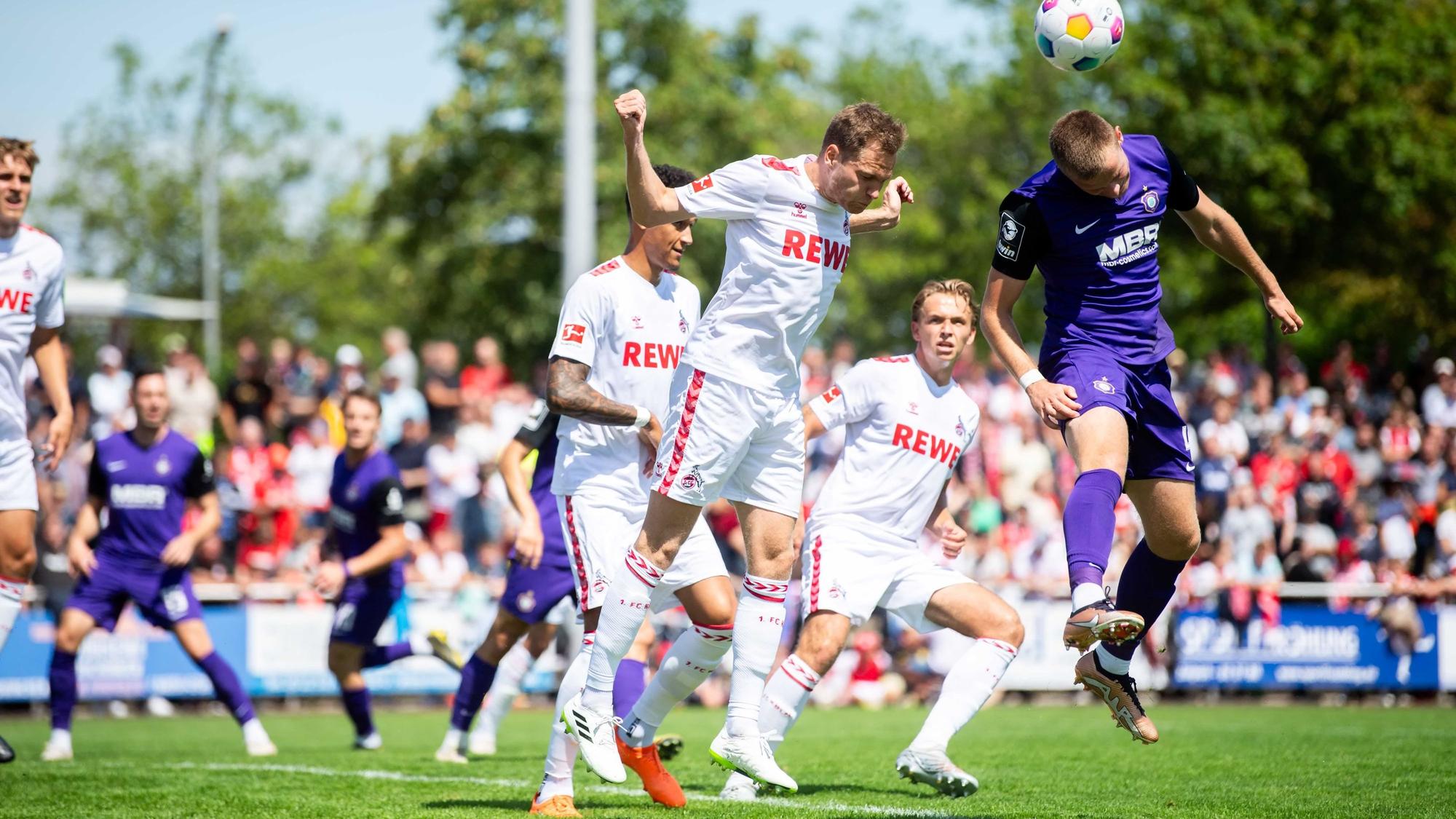 Das Bild zeigt eine Szene des Testspiels. Es ist ein Kopfballduell zu sehen.