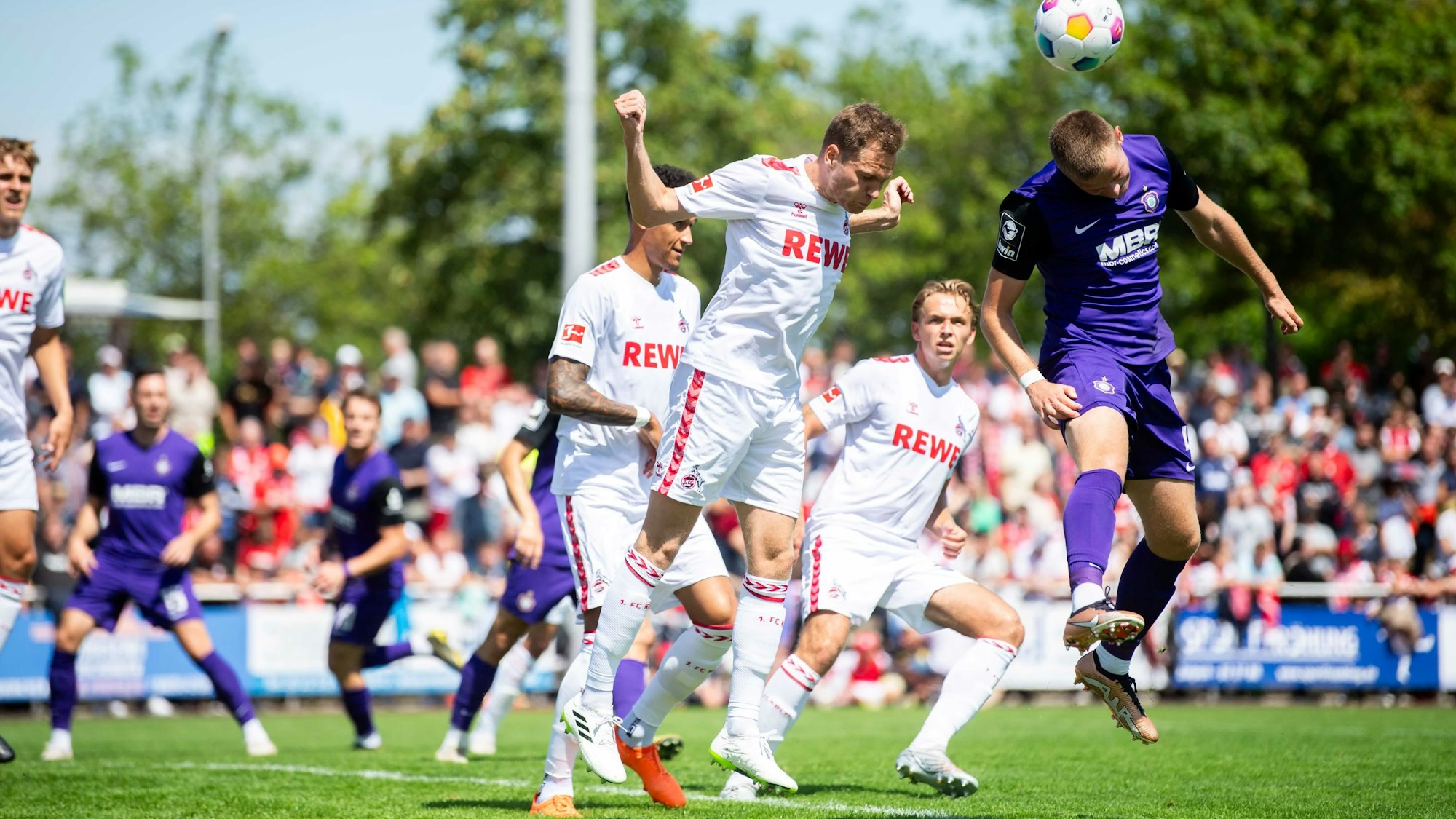 Das Bild zeigt eine Szene des Testspiels. Es ist ein Kopfballduell zu sehen.