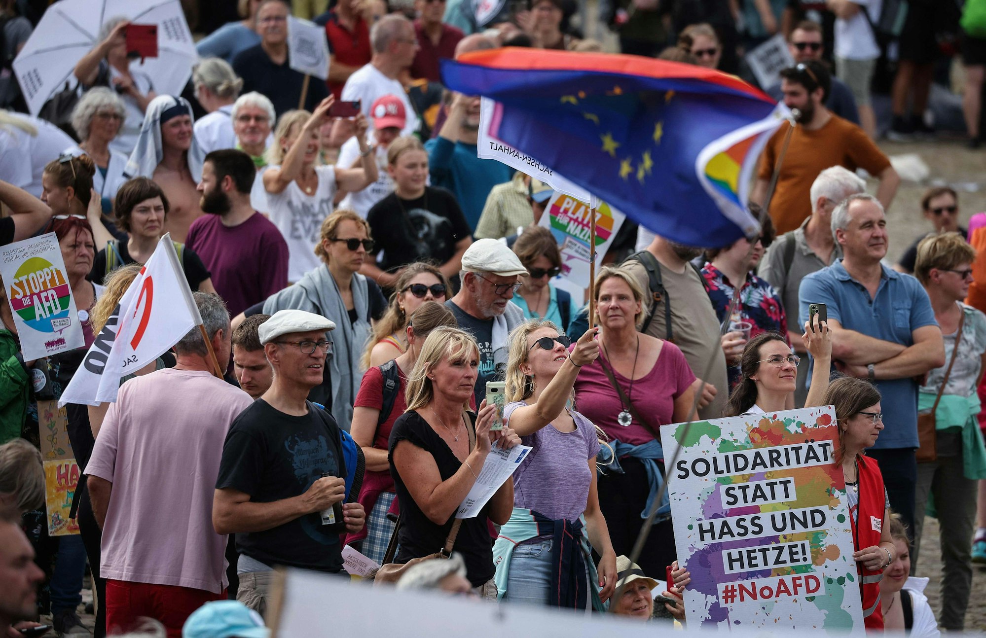 Gegendemonstration vor dem Parteitag der AfD in Magdeburg.