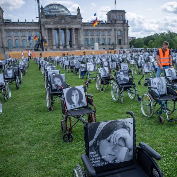 Aktion der Aktion „Nichtgenesen“ Anfang Juli vor dem Reichstag in Berlin. Auf den Rollstühlen stehen Bilder mit Namen von Long Covid, ME/CFS und Post Vac- Betroffenen.