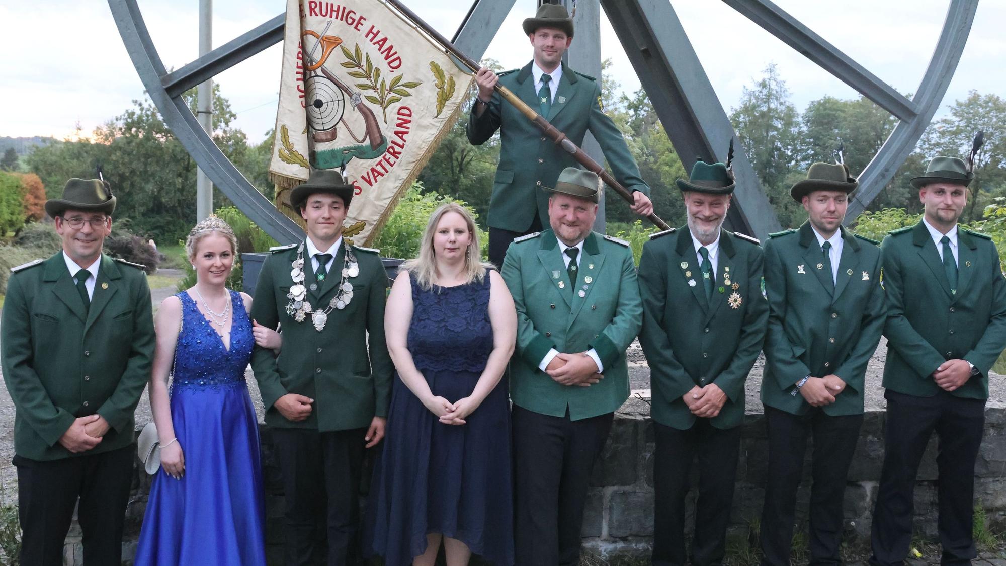 Ein Gruppenfoto mit Schützenkönig und Fahne.