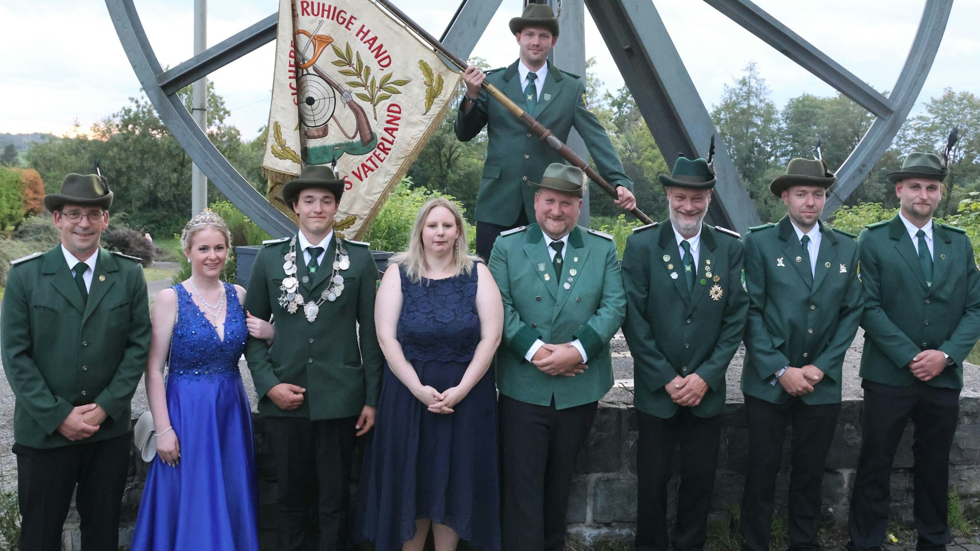 Ein Gruppenfoto mit Schützenkönig und Fahne.