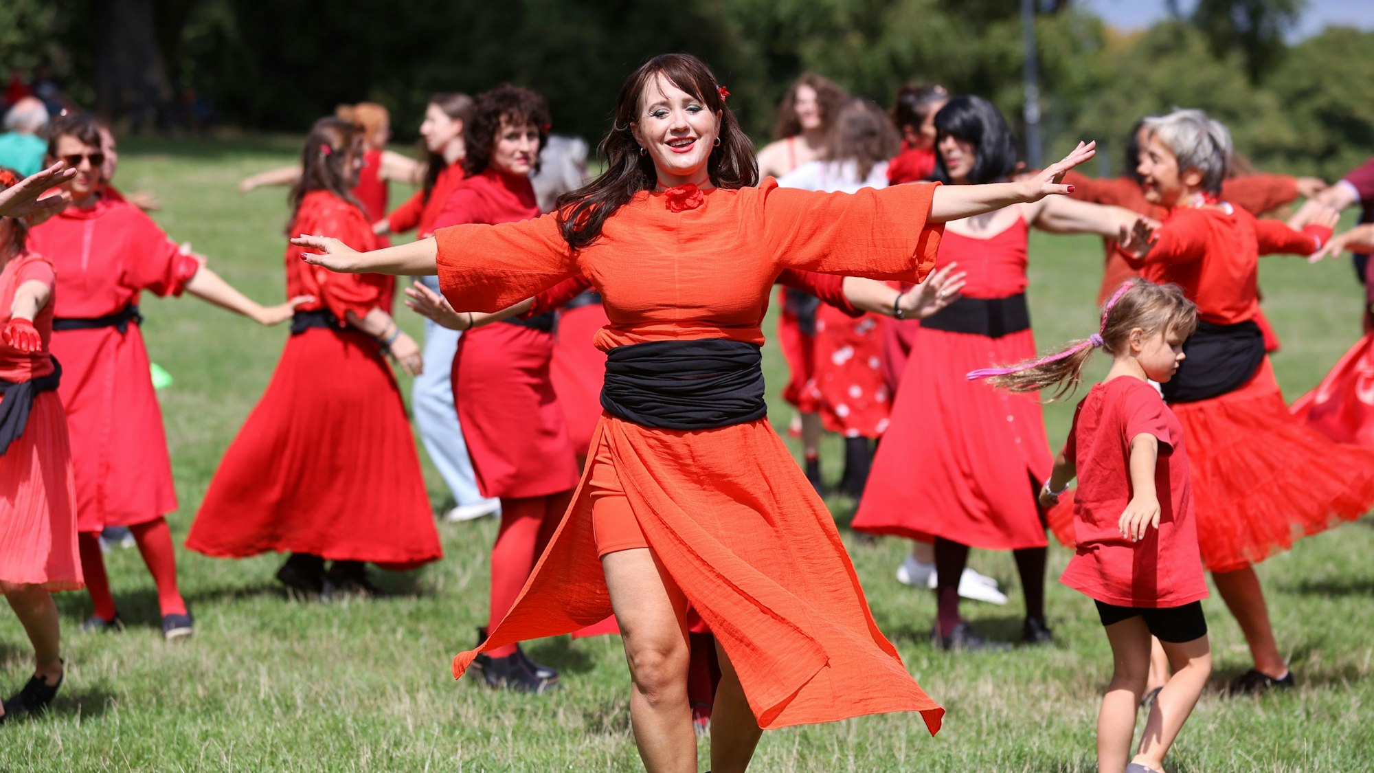 30.07.2023
Köln:
Kate Bush Flashmob am Aachener Weiher
Katharina Maister (Tänzerin/Choreografin)
Seit 2013 findet alljährlich im Juli als Hommage an die britische Sängerin Kate Bush weltweit ein Flashmob statt.
Foto: Martina Goyert