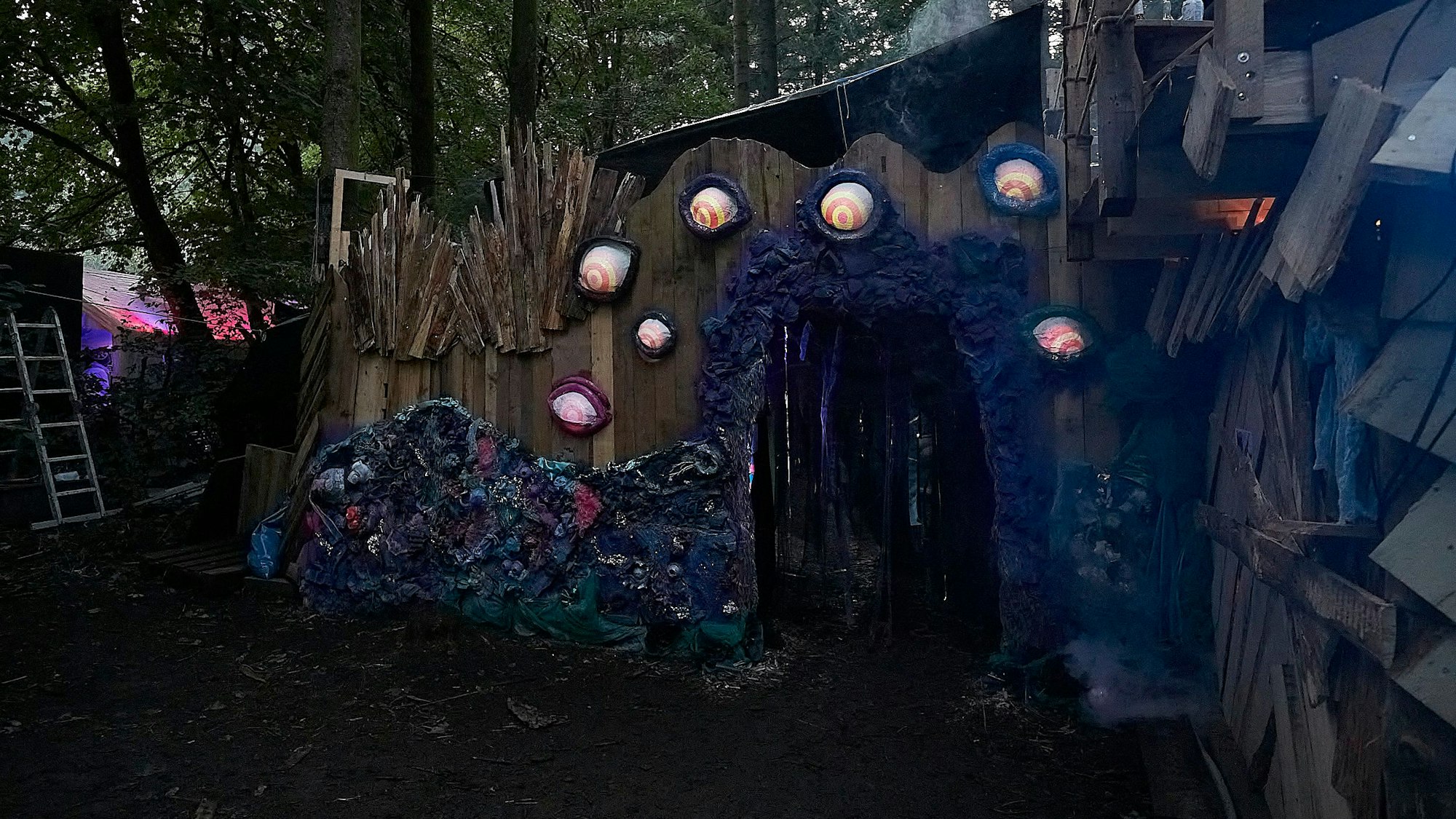 Mit Leuchteffekten waren die Holzbauten versehen worden.