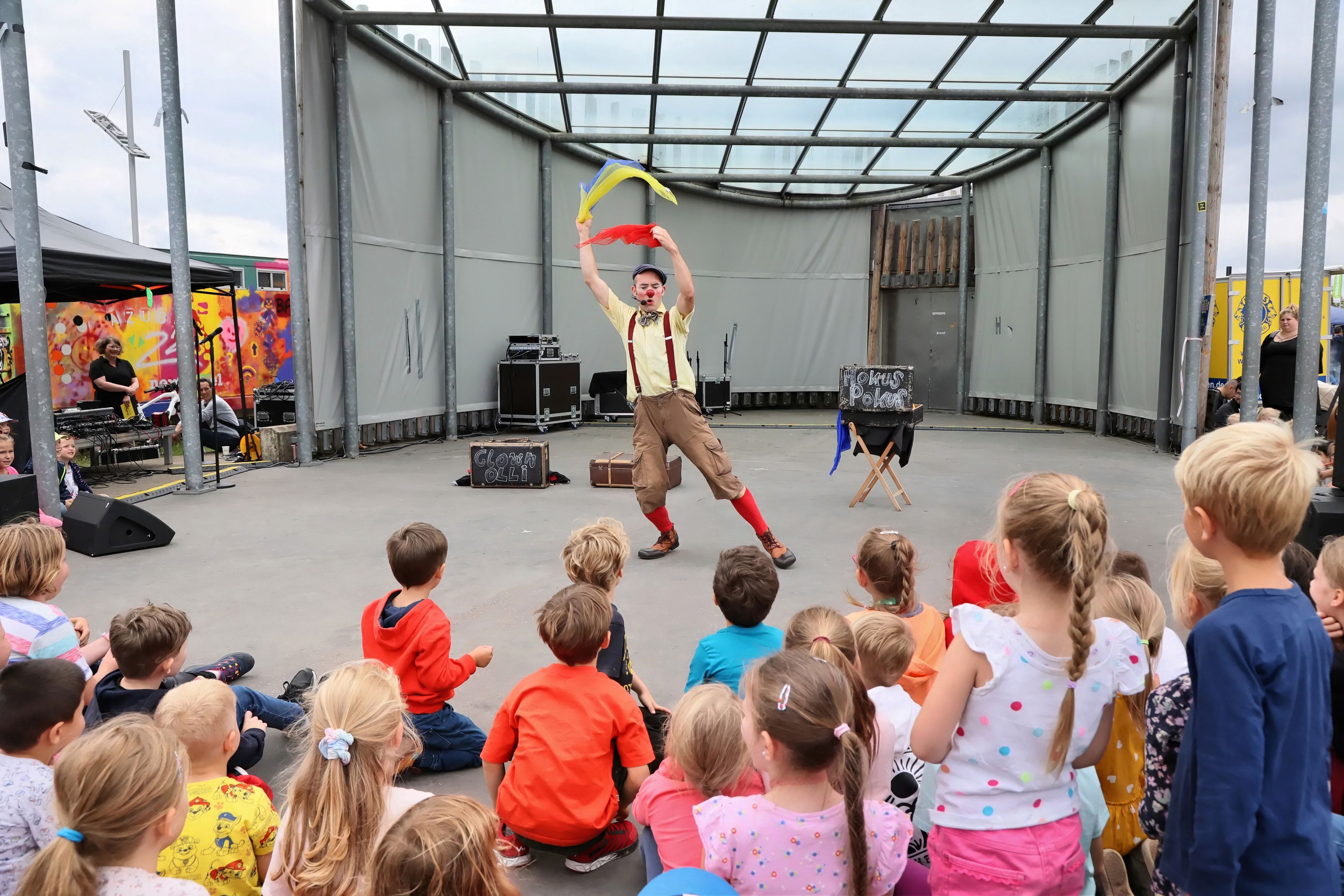 Show auf der Bühne im Neulandpark Leverkusen.