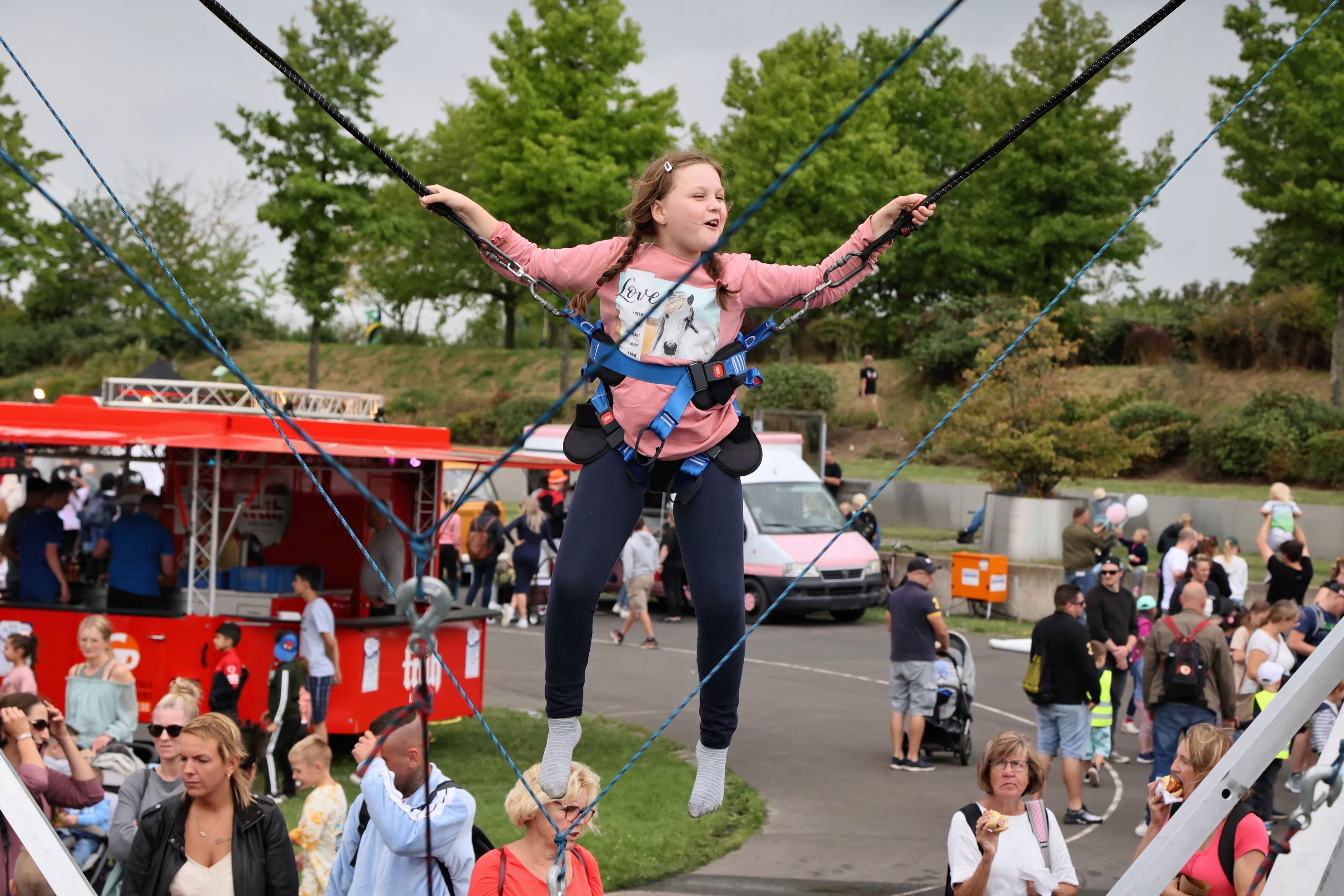 Kinderfest im Neulandpark Leverkusen mit Bungee-Jumping.
