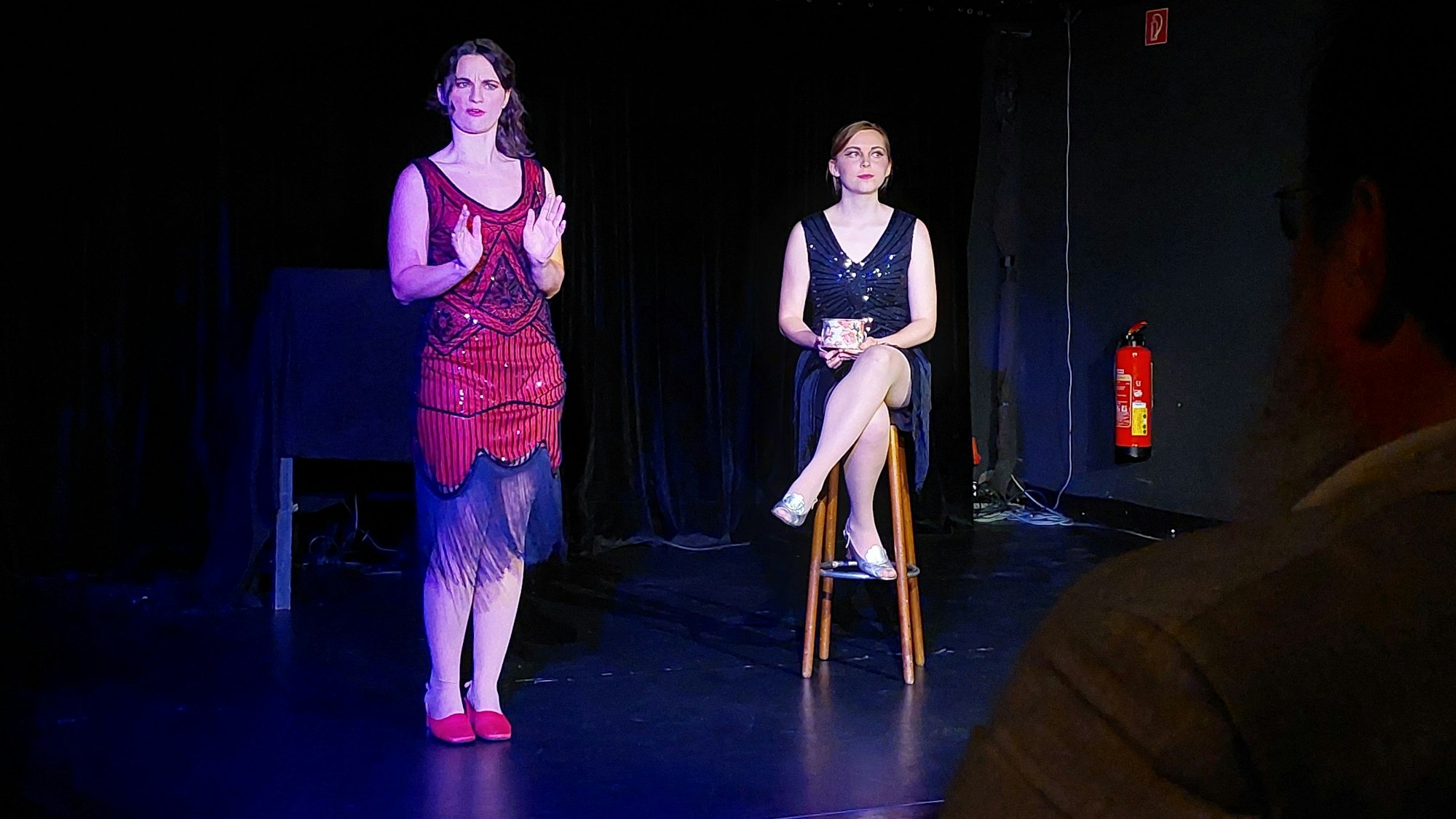 Sofia Friedmann und Hannah Braun auf der Bühne des Jungen Theaters