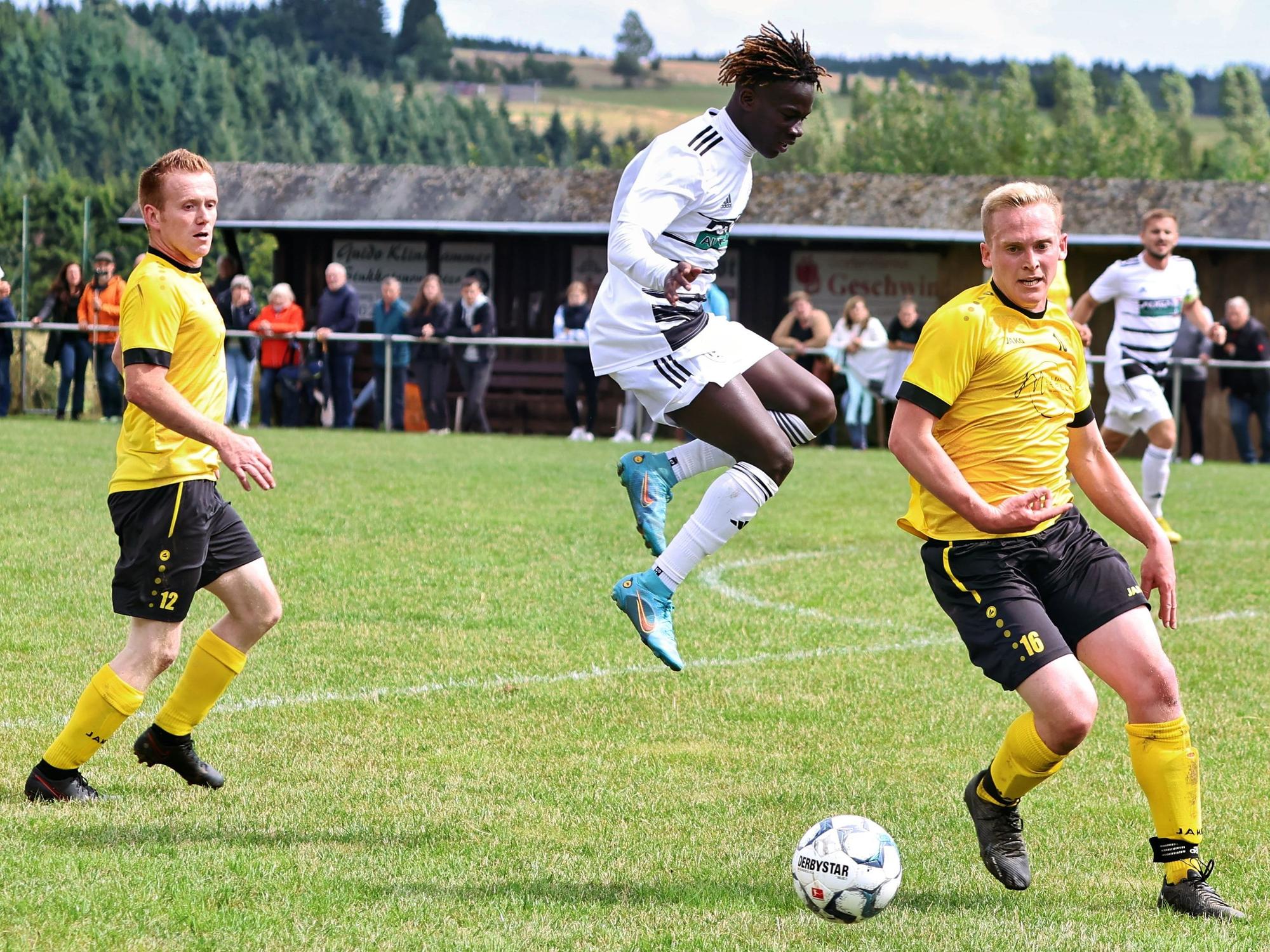 Pierre Mendy springt hoch, Dominik Fink hat ihn im Blick.
