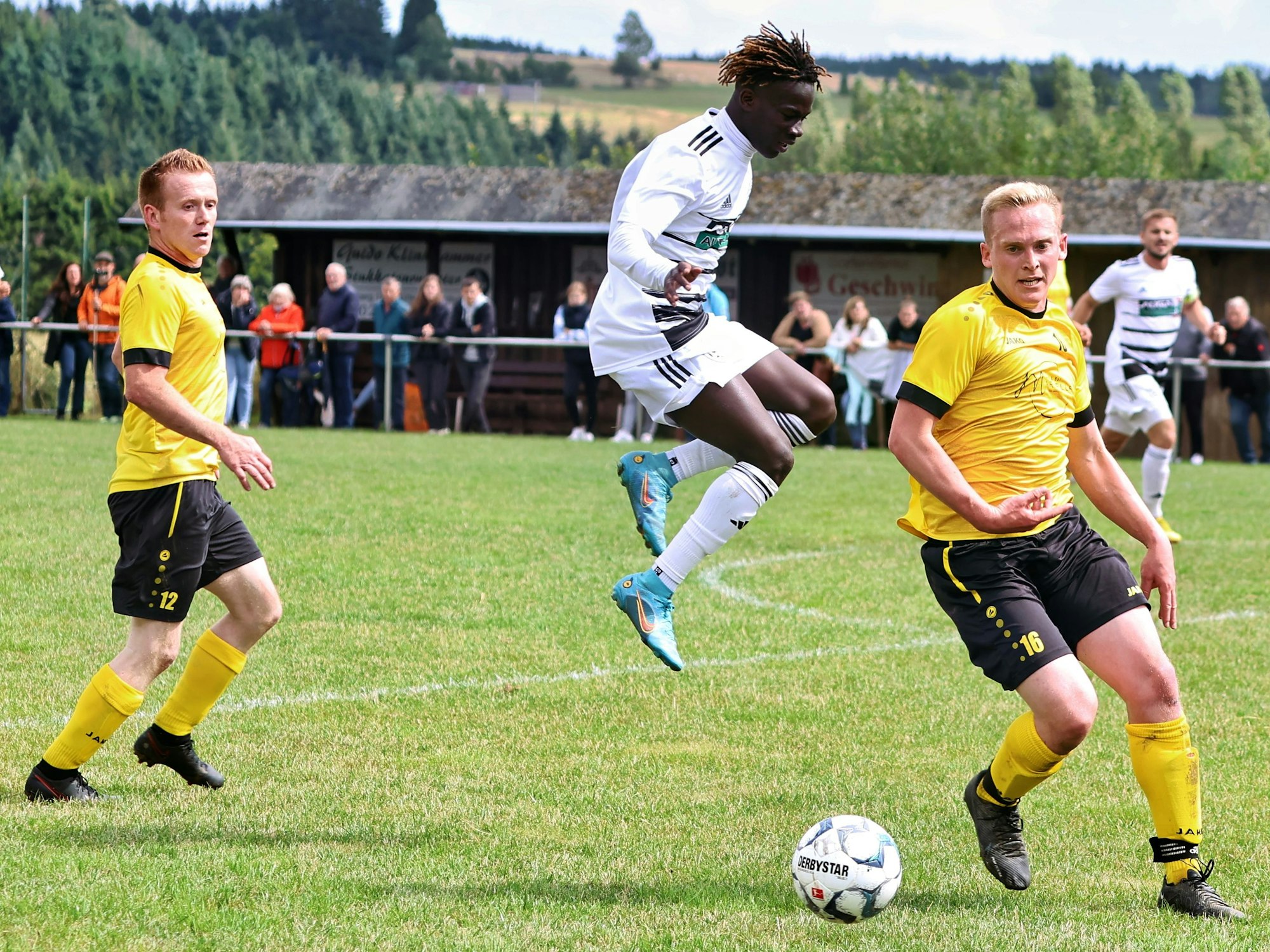 Pierre Mendy springt hoch, Dominik Fink hat ihn im Blick.