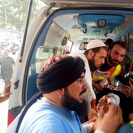 Auf diesem von der Rettungsleitstelle zur Verfügung gestellten Foto tragen Rettungskräfte einen Verwundeten nach einer Bombenexplosion zu einem Rettungswagen.