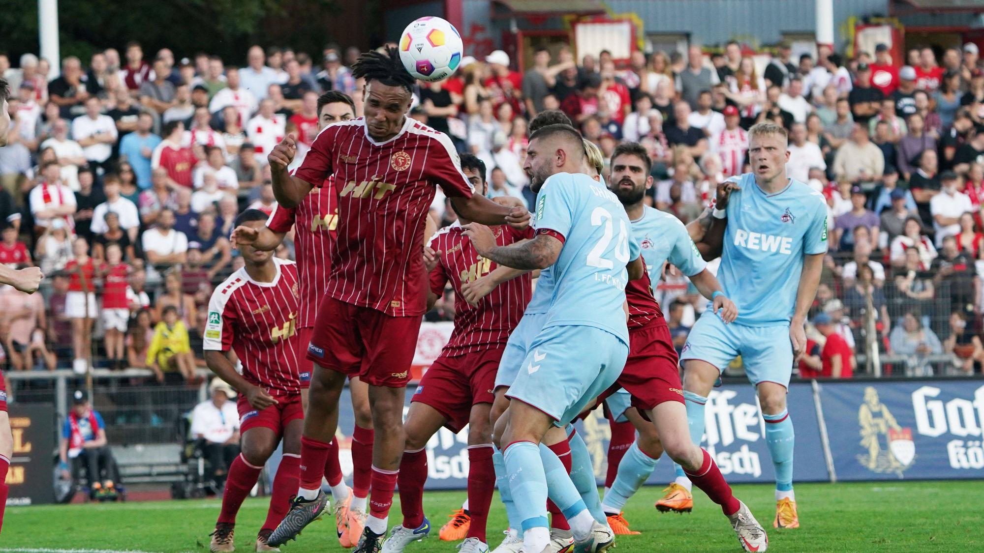 Fussball, Bundesliga, Saison 2023/2024, Testspiel Fortuna Köln-1. FC Köln, 28.07.2023, Südstadion Köln Joshua Eze Fortuna Köln , Jeff Chabot, FC Köln *** Football, Bundesliga, season 2023 2024, test match Fortuna Köln 1 FC Köln, 28 07 2023, Südstadion Köln Joshua Eze Fortuna Köln , Jeff Chabot, FC Köln
