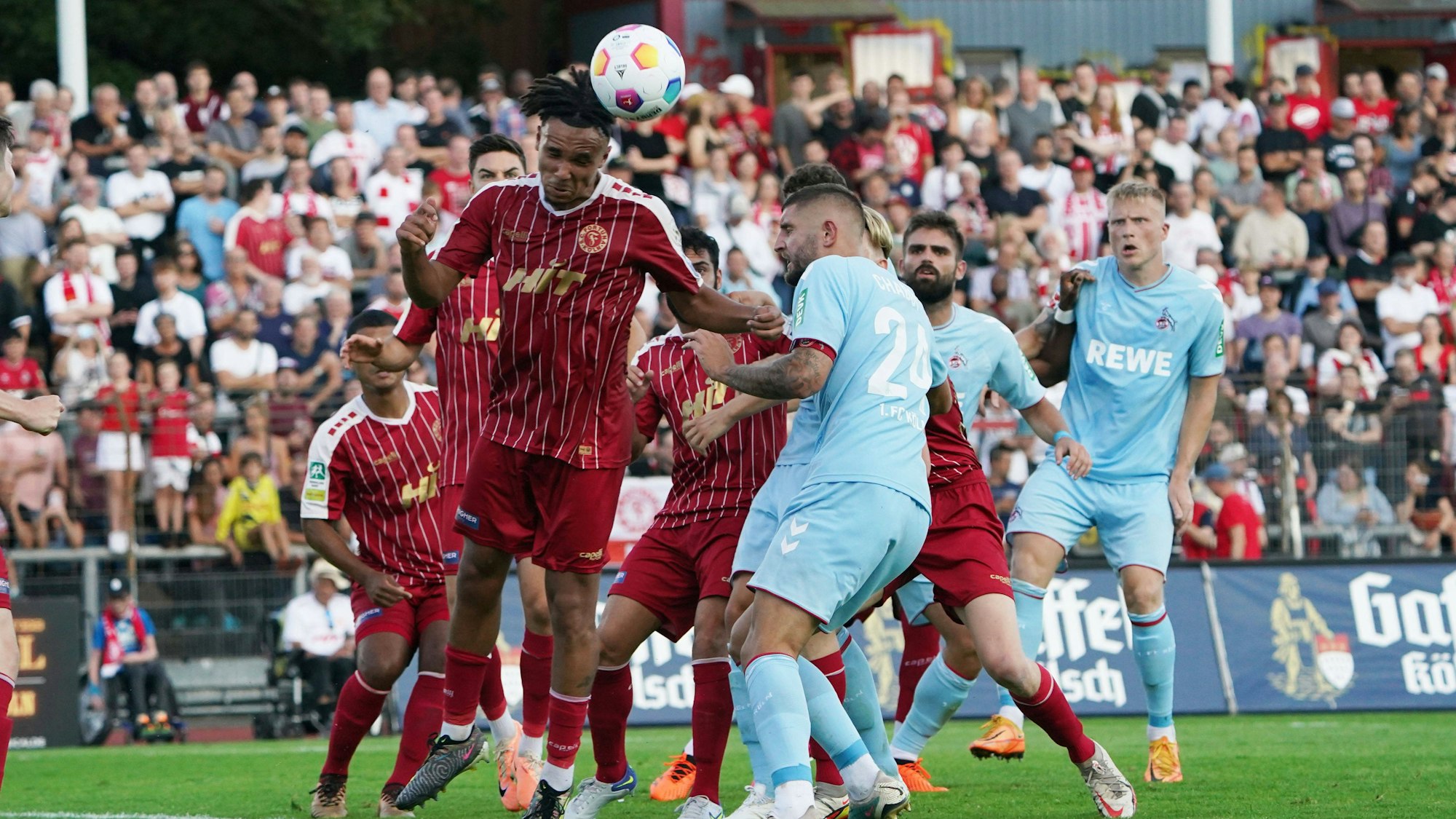 Fussball, Bundesliga, Saison 2023/2024, Testspiel Fortuna Köln-1. FC Köln, 28.07.2023, Südstadion Köln Joshua Eze Fortuna Köln , Jeff Chabot, FC Köln *** Football, Bundesliga, season 2023 2024, test match Fortuna Köln 1 FC Köln, 28 07 2023, Südstadion Köln Joshua Eze Fortuna Köln , Jeff Chabot, FC Köln